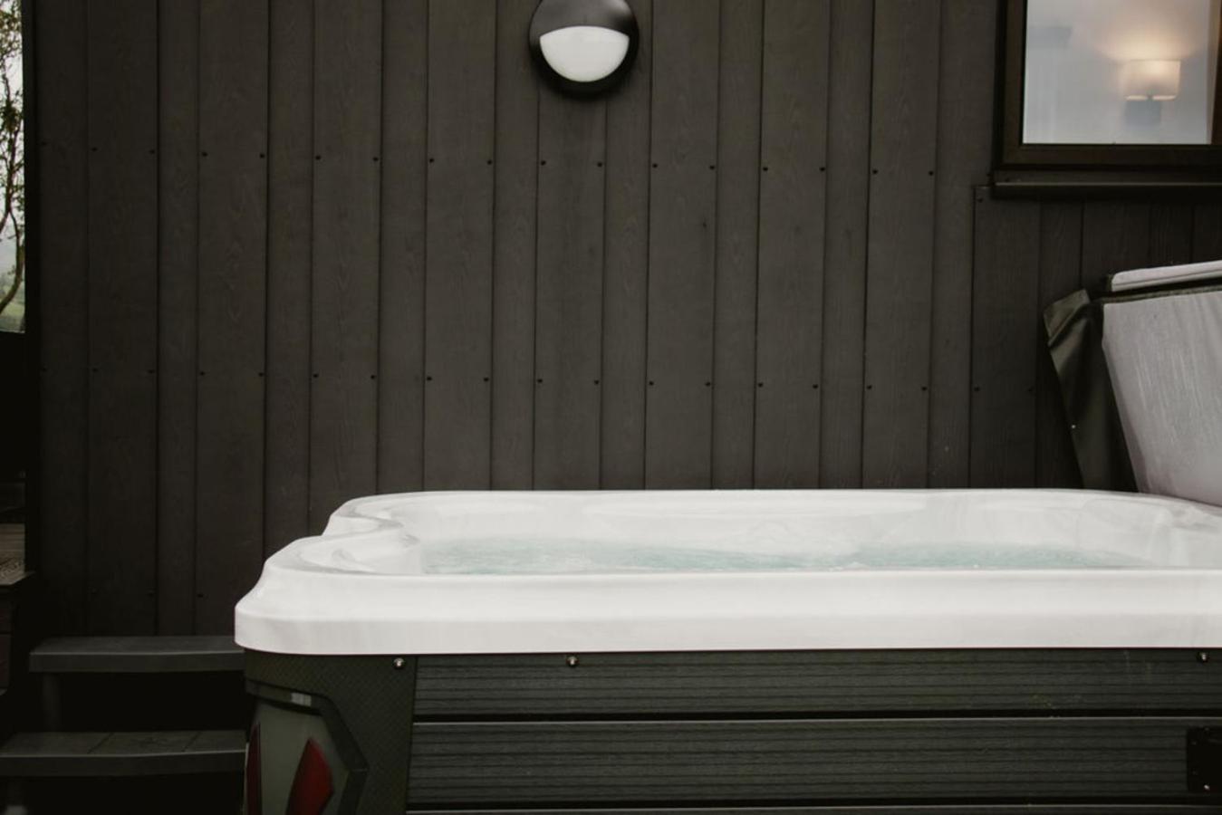 Luxury 2 Bedroom Glamping Pod With Hot Tub At Aganmore Farm Glamping - Pod 2 บัลลีคาสเซิล ภายนอก รูปภาพ